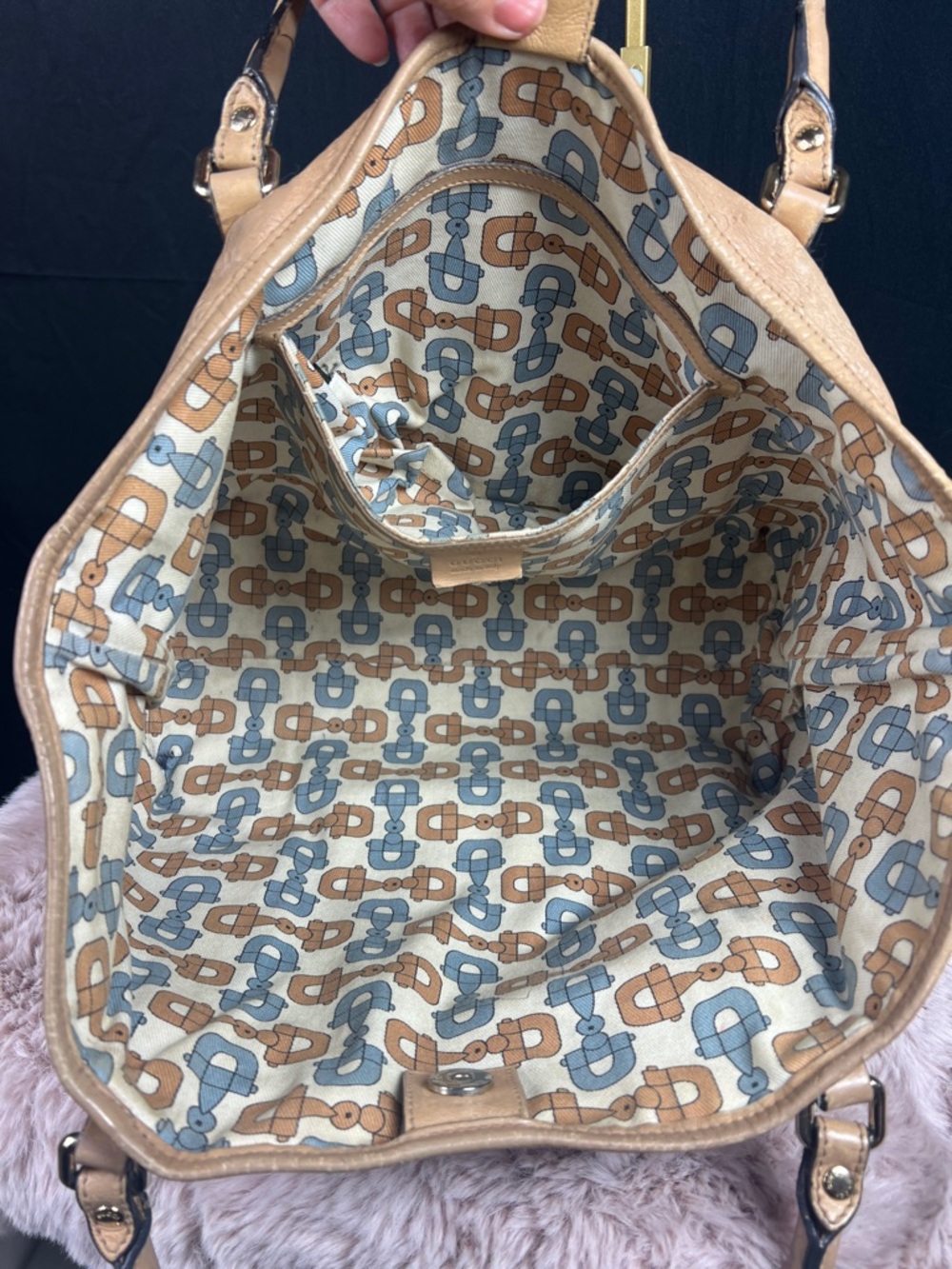 Gucci Beige Monogram Leather Tote Bag - Picture 10 of 11